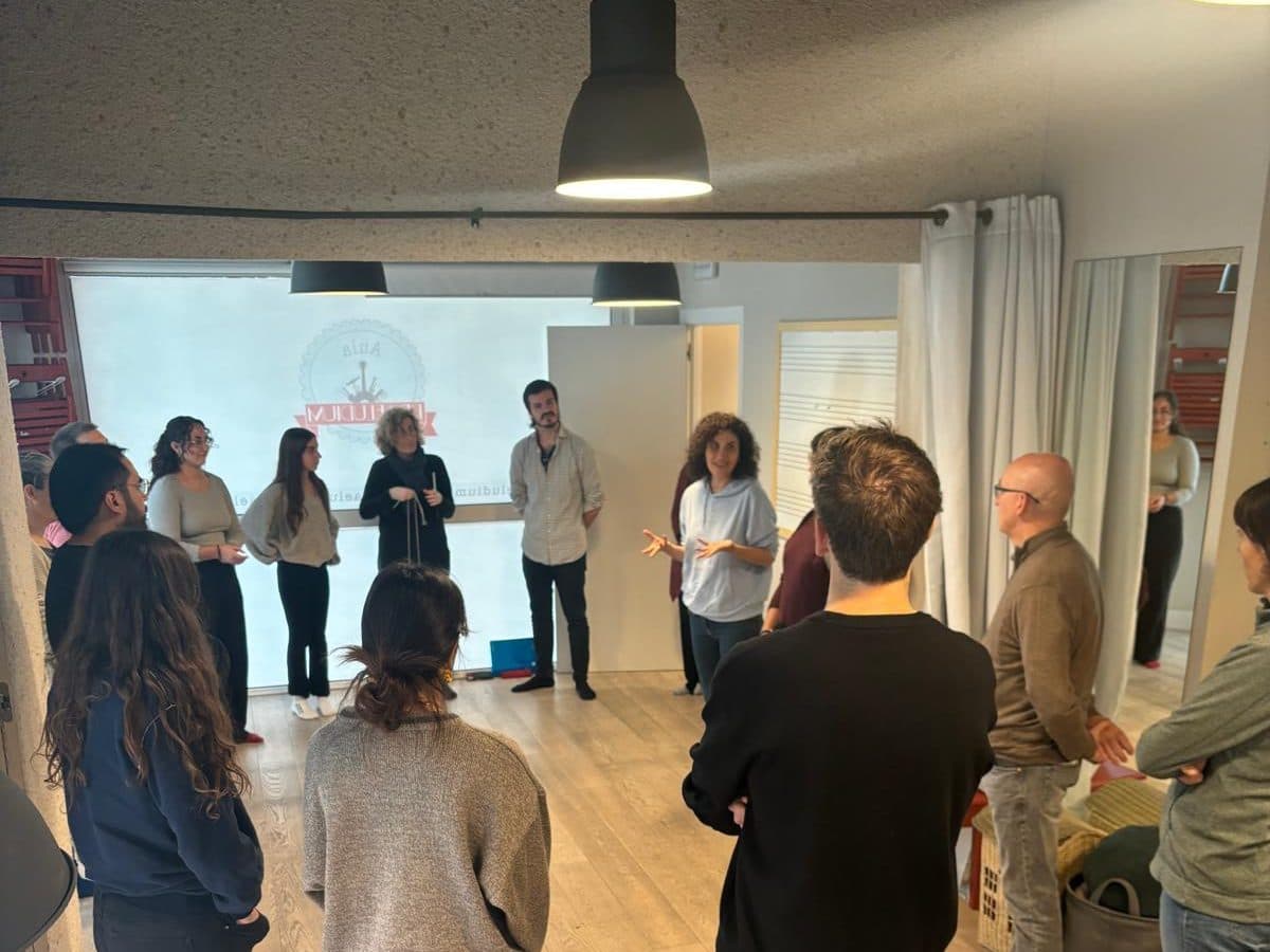 Persones de diverses escoles associades, dretes en cercle, en una jornada d’EMACAT.