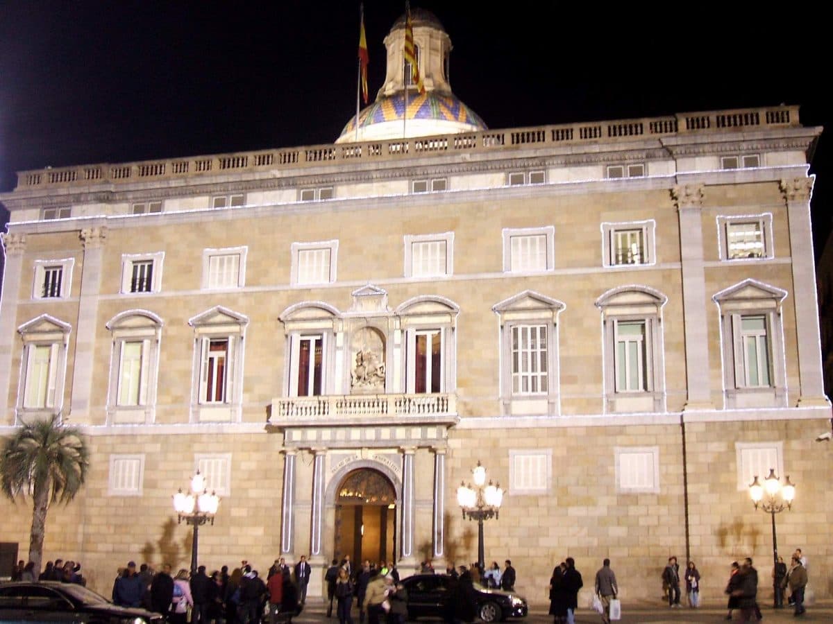 Façana del Palau de la Generalitat de Catalunya, il·luminada de nit.